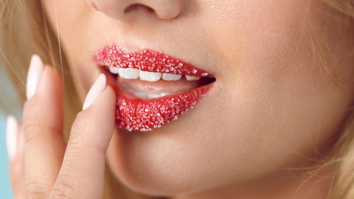 applicare scrub zucchero sulle labbra di una donna