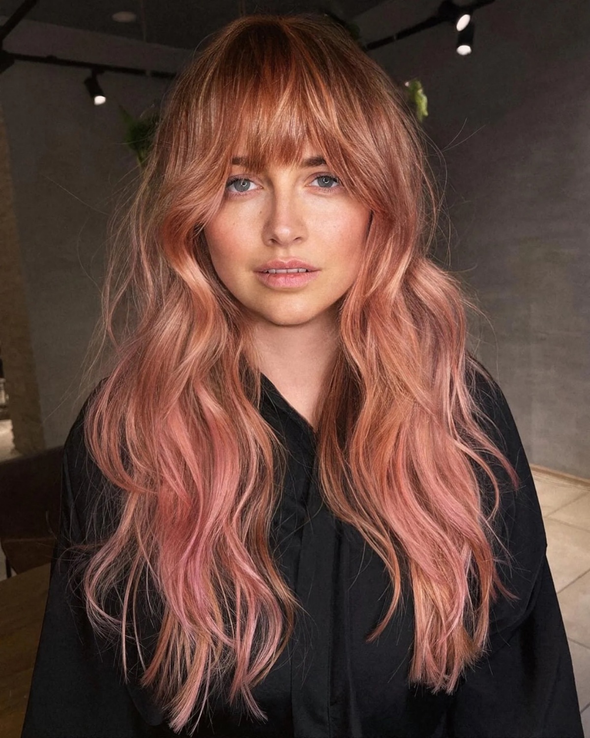 capelli biondi rosa pastello colorazione 2023 acconciatura con frangia