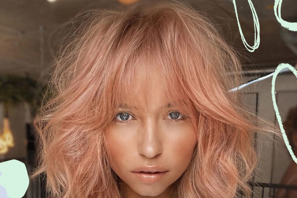 capelli rosa biondo taglio shabby con frangia