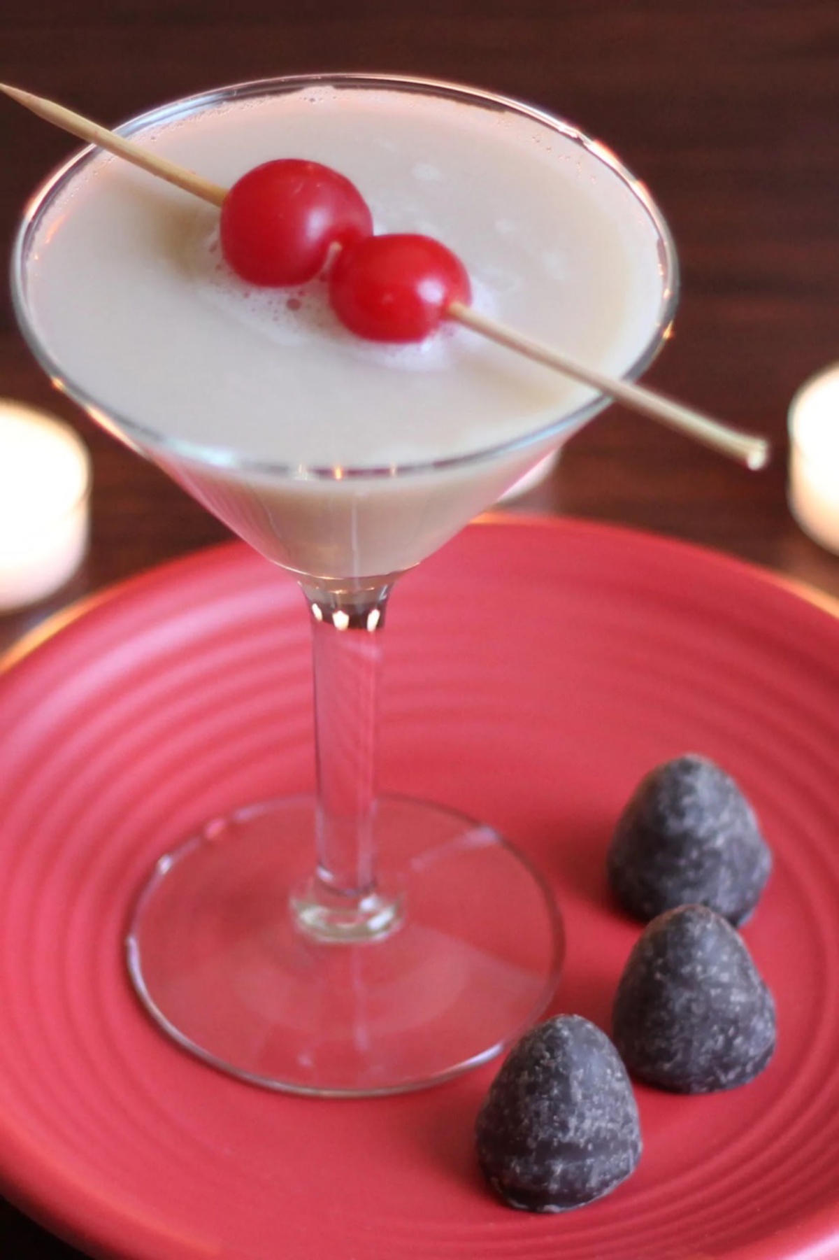 cocktail per san valentino drink con liquori decorazione con ciliegine