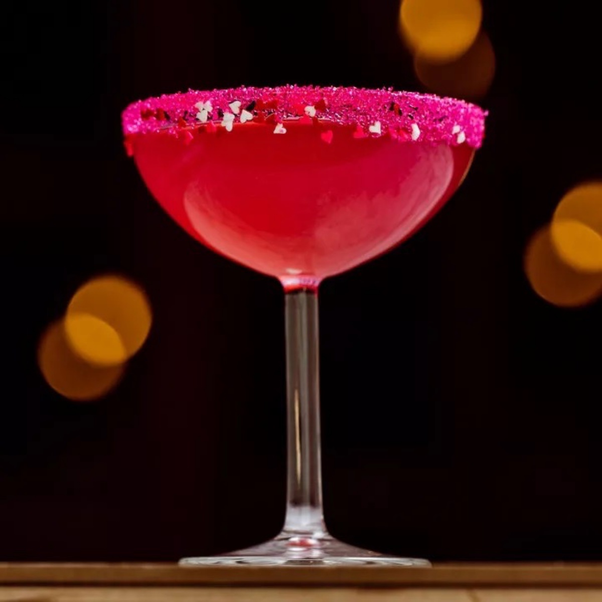 cocktail per san valentino rosa bicchiere decorato con zucchero rosa