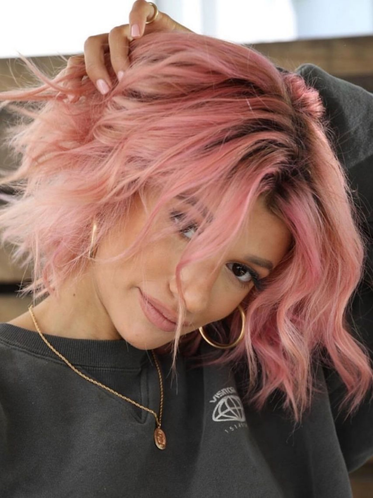 colorazione rosa sfumato acconciatura capelli mossi