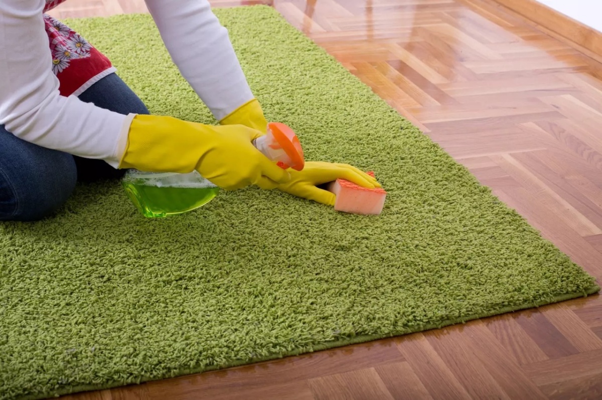 come pulire un tappeto a casa detersivo spugna