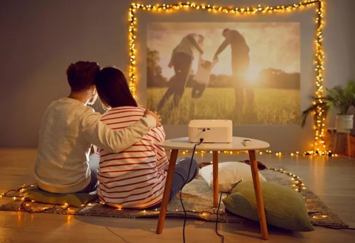 coppia che guarda film romantico regalo san valentino economico