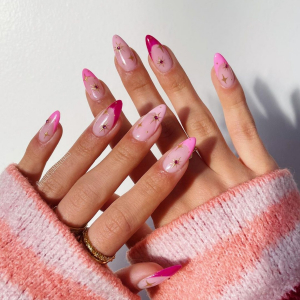 Mani dall’aspetto più giovane e fresco con unghie rosa primavera 2023!