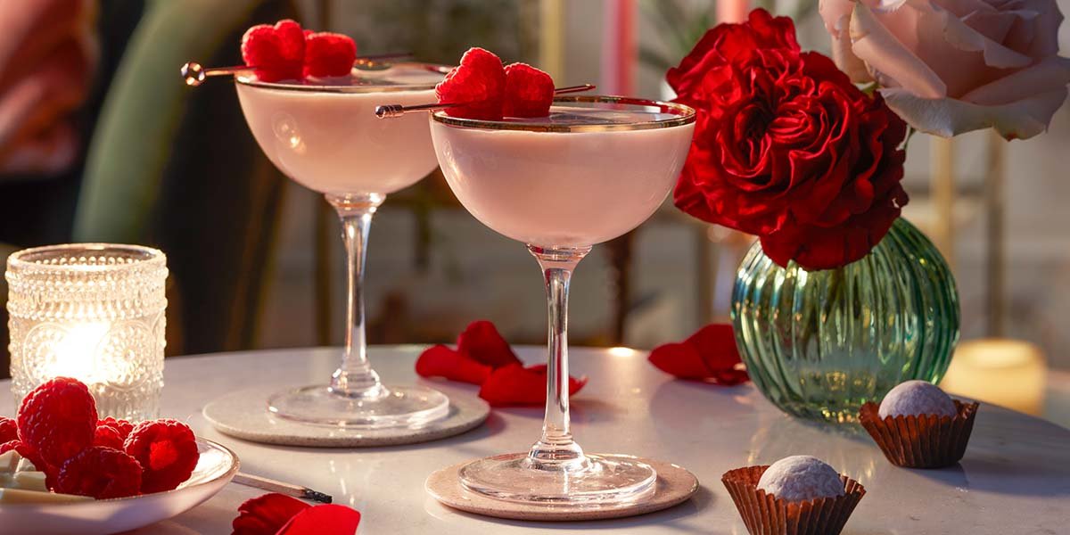 drink per san valentino 2023 decorazione cocktail con petali di rosa