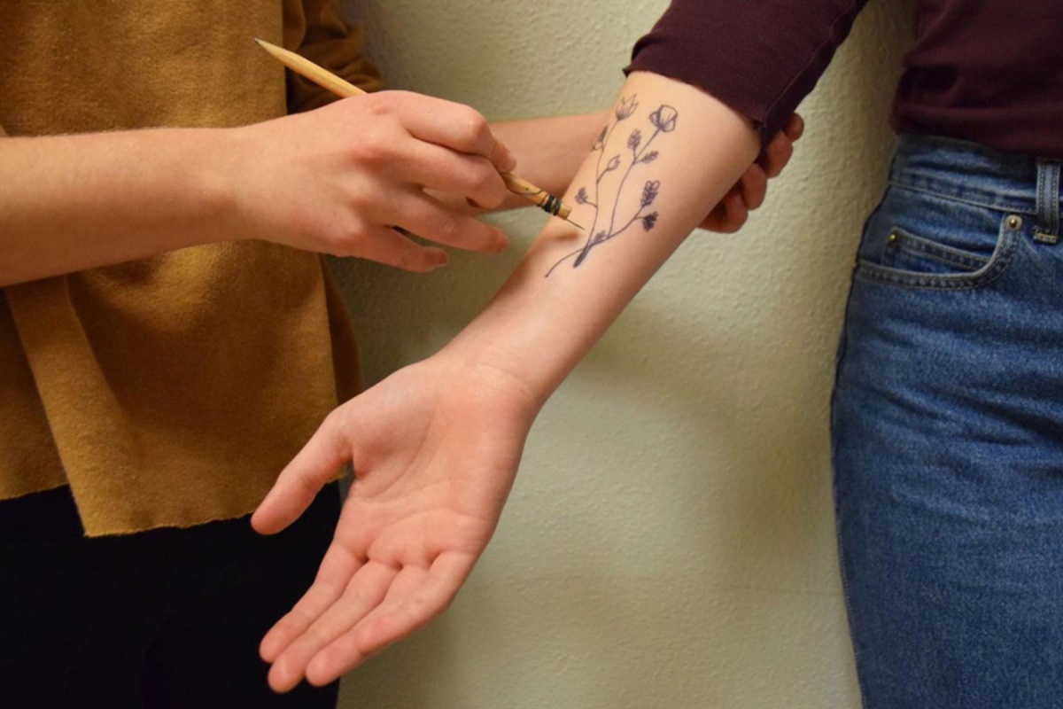 hand poke tattoo idee tatuaggi 2023 avambraccio donna
