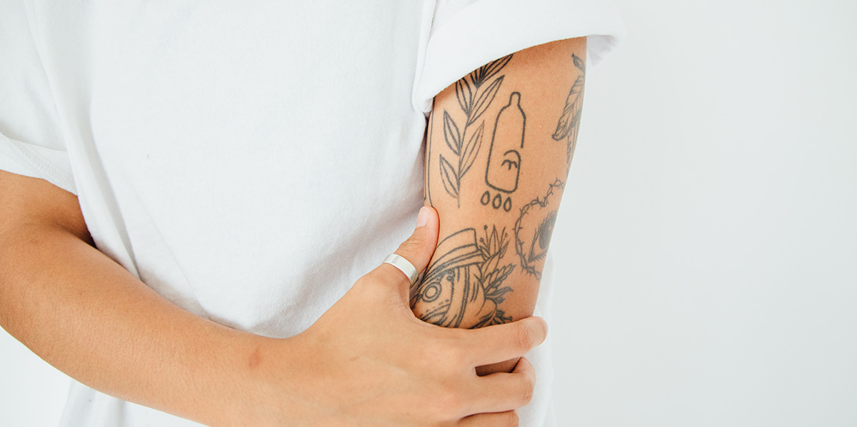 idee tatuaggi 2023 avambraccio uomo con disegni tattoo