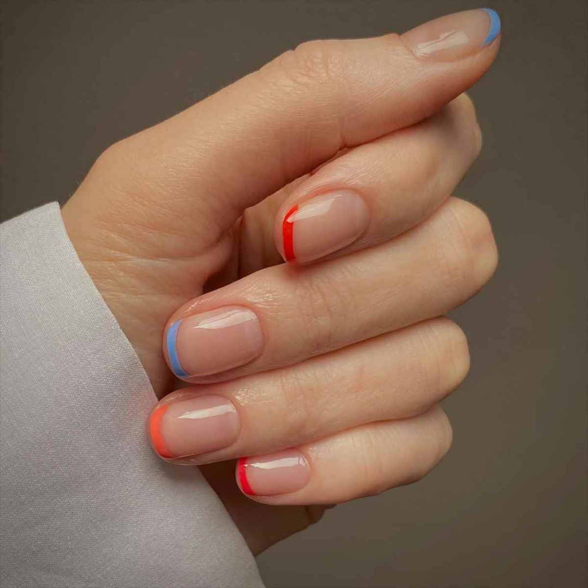 manicure alla francese con smalti colorati base trasparente