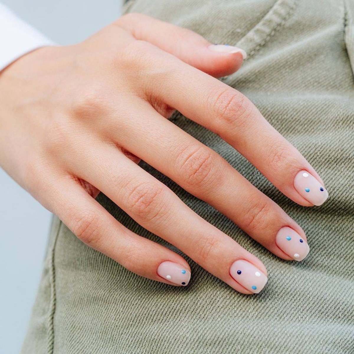 manicure con puntini colorati smalto gel nude