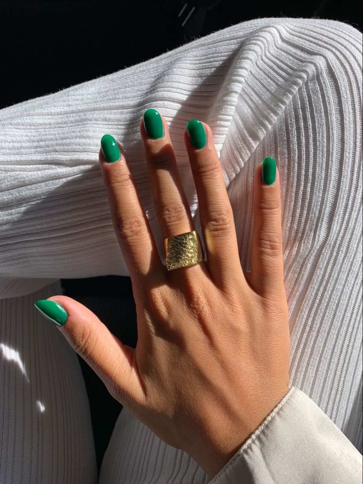 manicure per unghie rotonde smalto verde acrilico