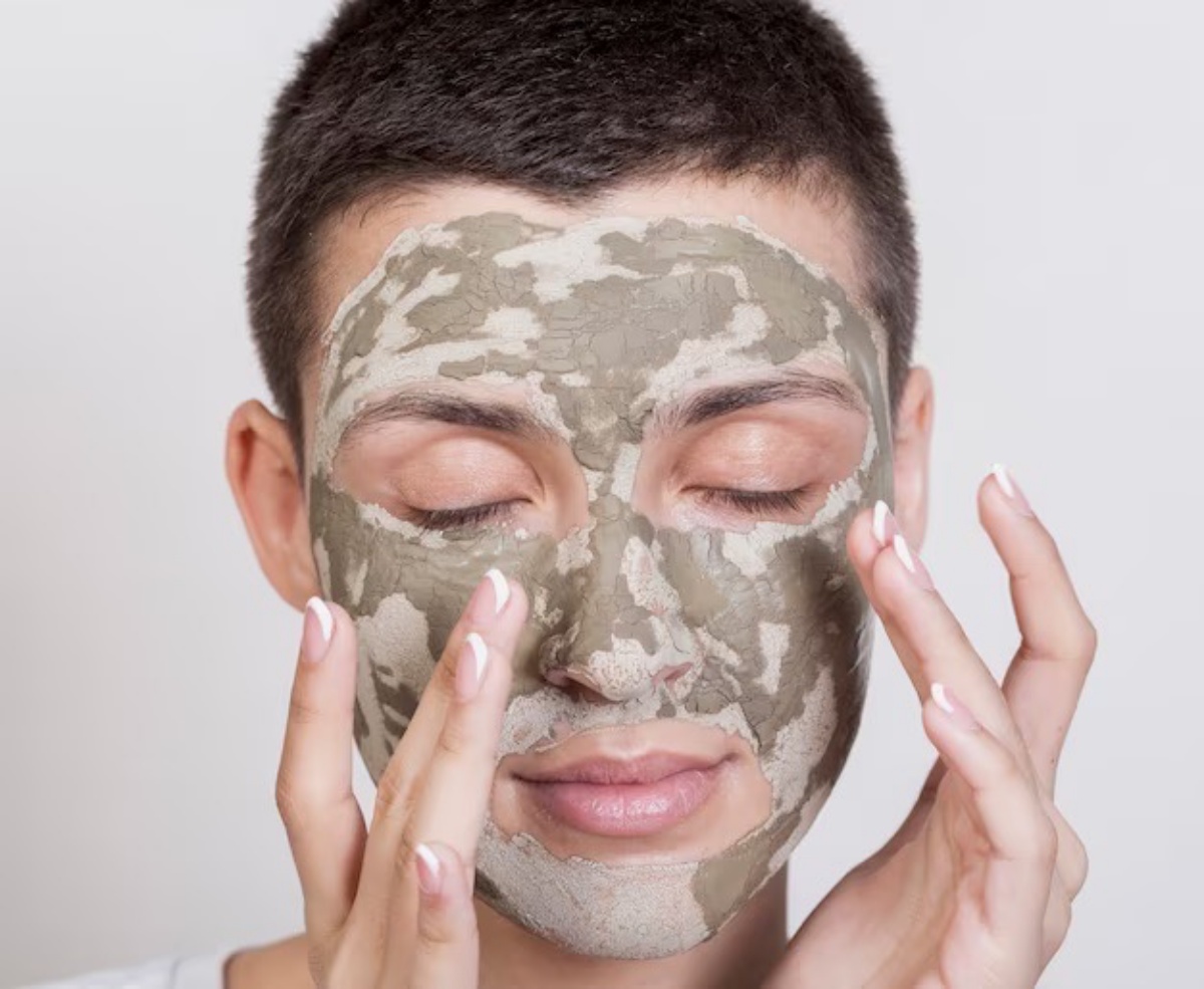 maschera di argella verde sul viso di una donna