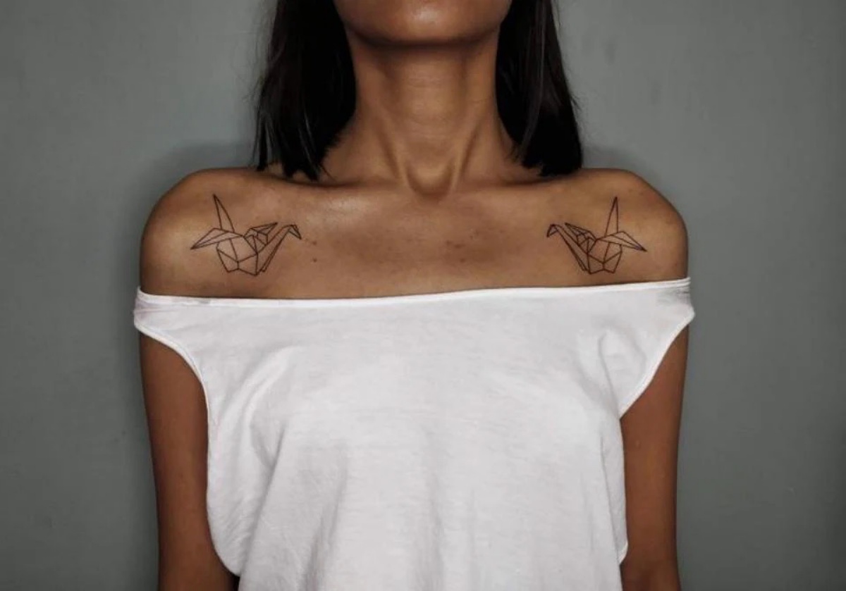 micro realistic tattoo tatuaggi scapola donna disegno origami