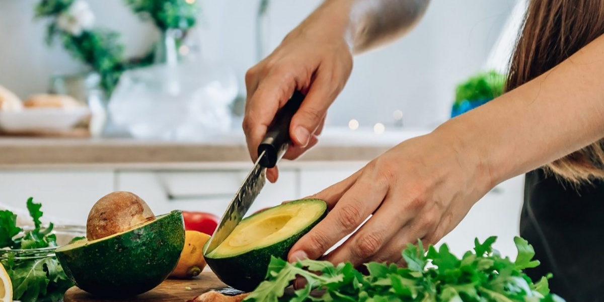 perdere peso con il minimo sforzo preparare insalata con avocado