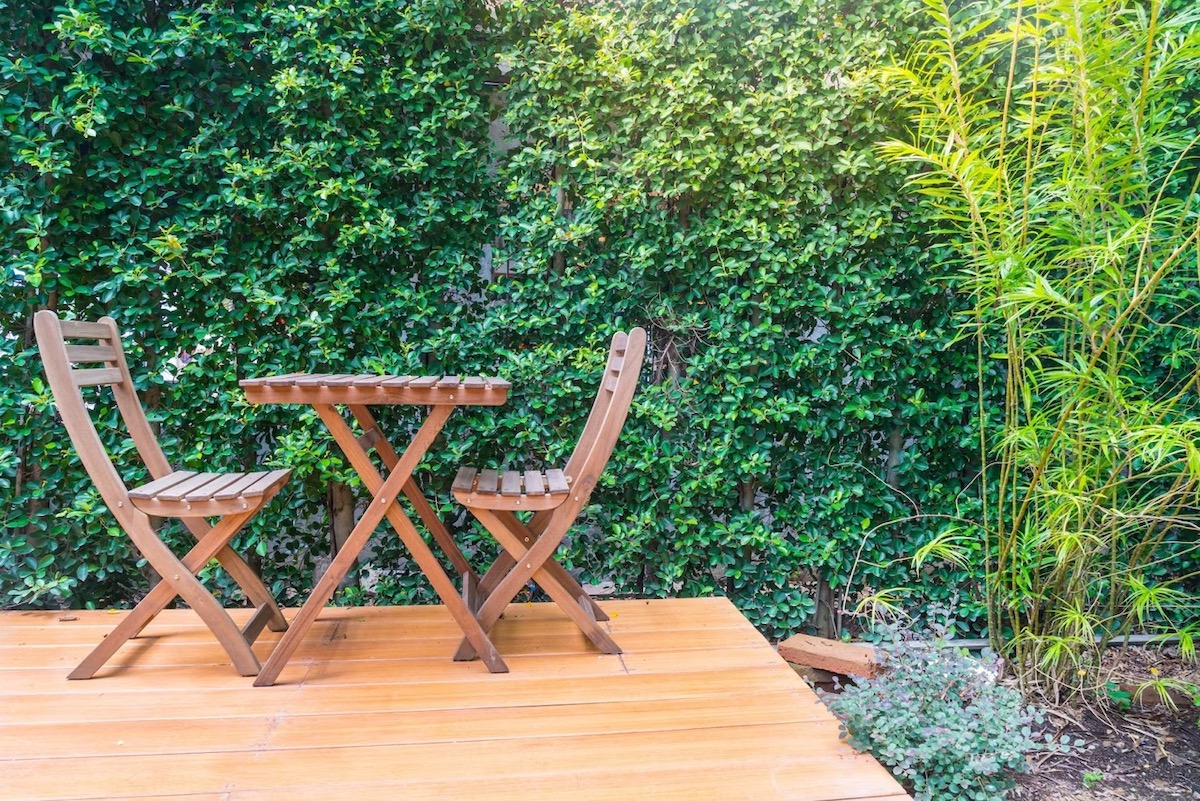 ristrtturare il giardino patio con mobili da esterno in legno