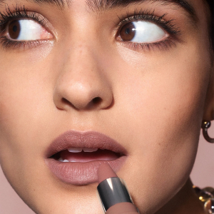 Valorizzare il rossetto color nude per un effetto naturale sulle labbra