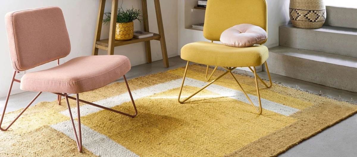 salotto con tappeto giallo arredamento soggiorno moderno