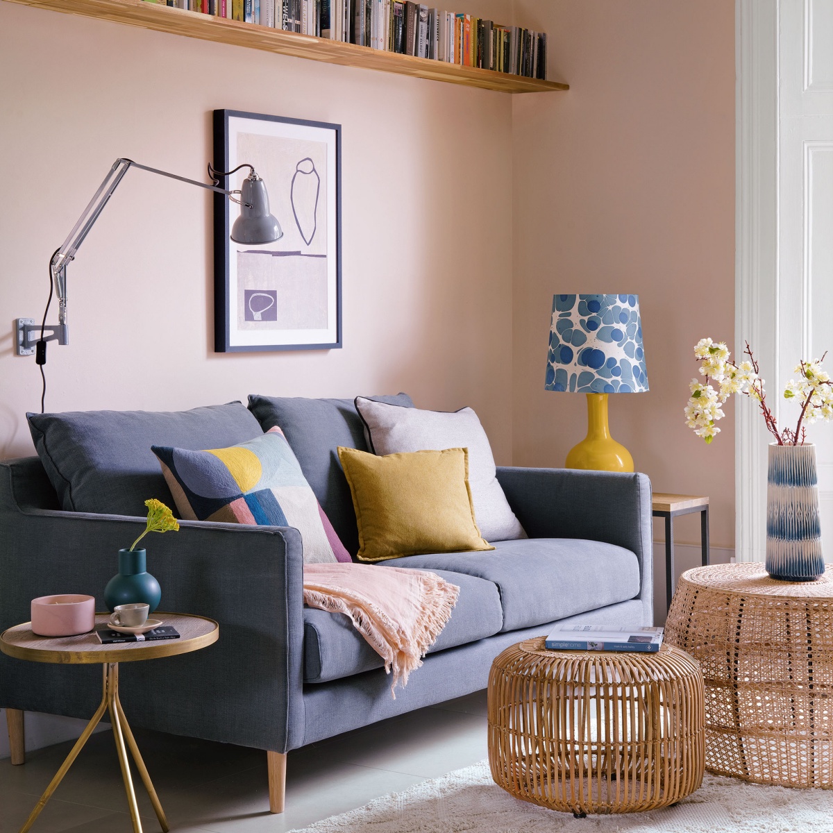 salotto moderno stile scandinavo arredamento divano blu