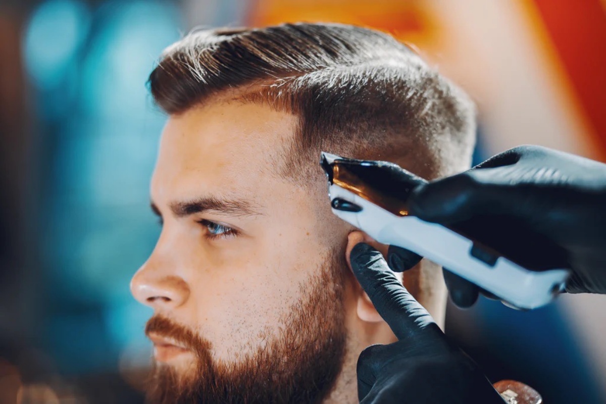 tagli di capelli uomo 2023 acconciatura con rasoio elettrico