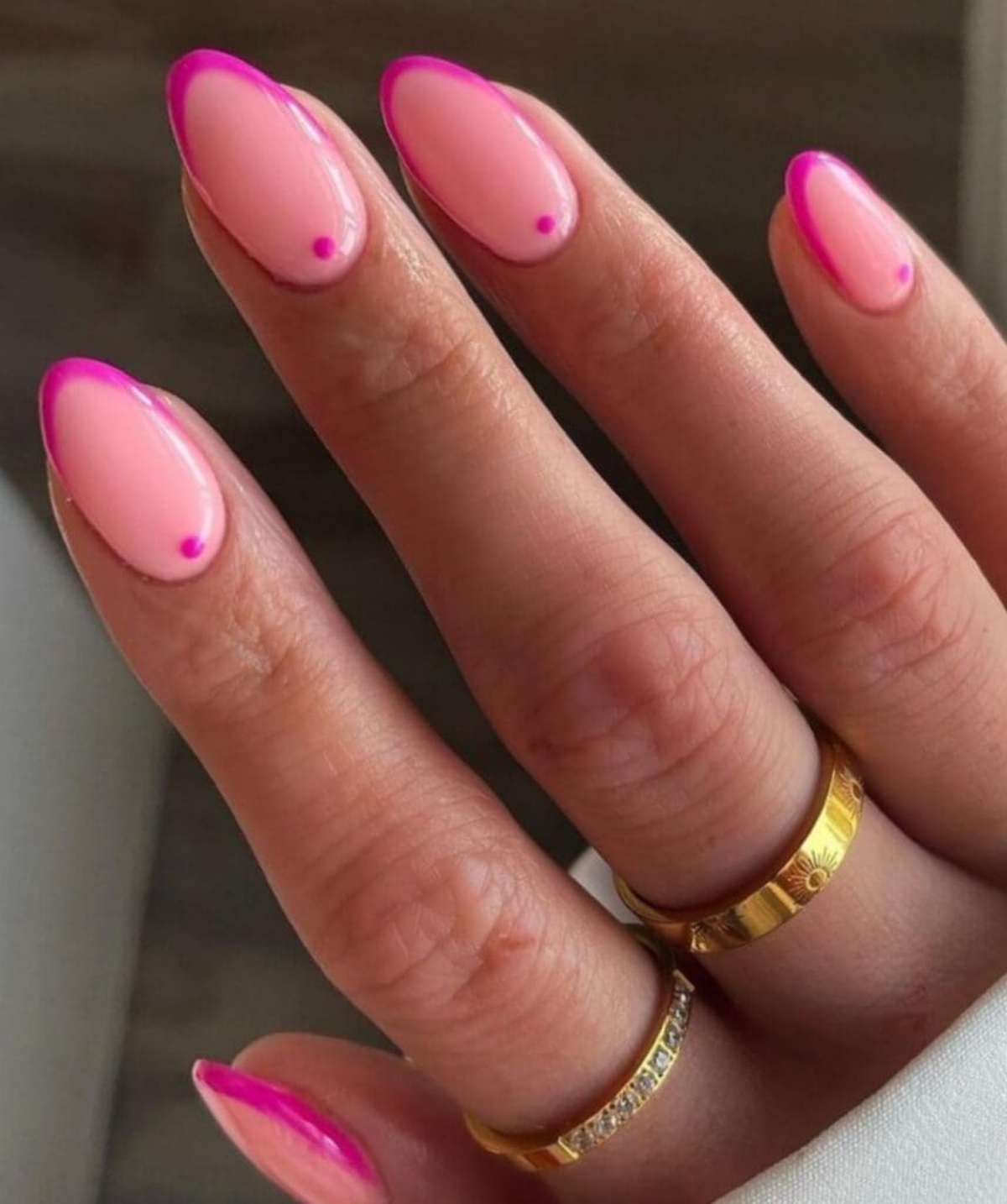 tendenze french manicure 2023 con smalto rosa fucsia