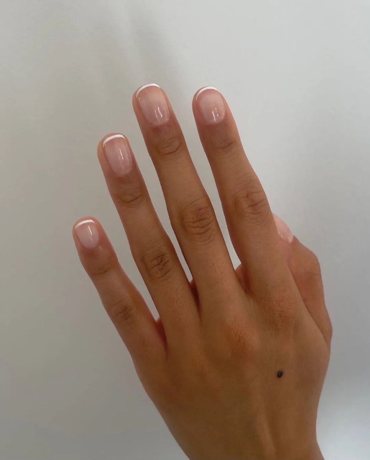 unghie color latte french manicure corta