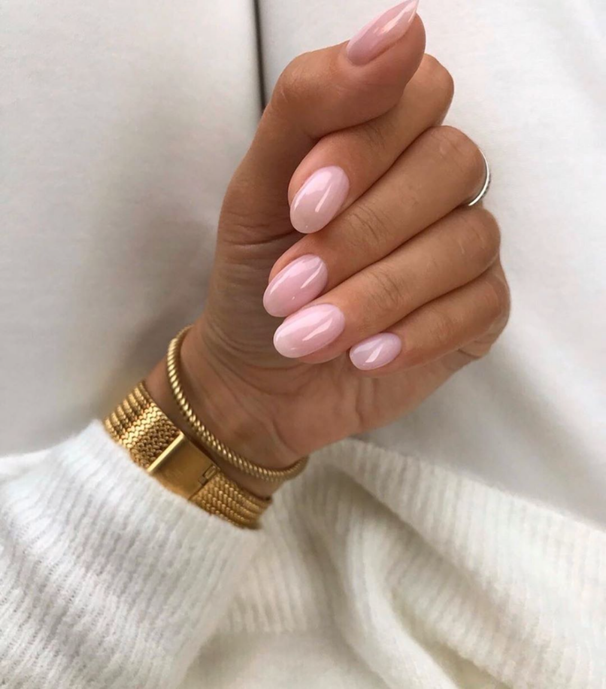 unghie corte con smalto rosa jelly tendenze manicure primavera 2023