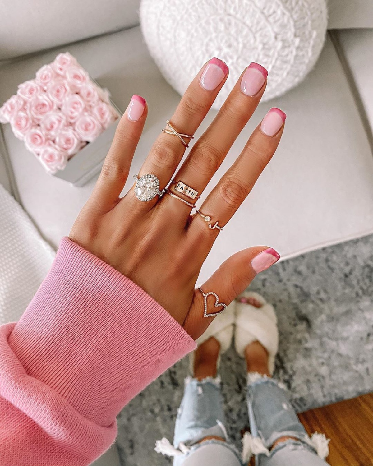 unghie corte con smalto rosa manicure di primavera 2023