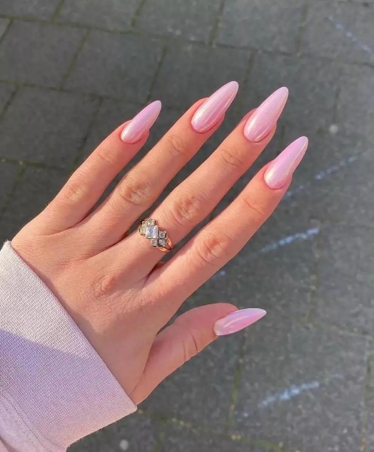 unghie rosa primavera 2023 manicure con smalto effetto lip gloss