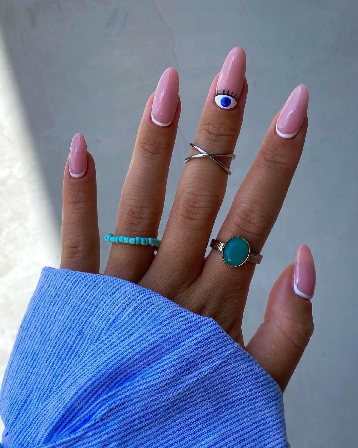 unghie rosa primavera manicure stiletto con disegno occhi blu