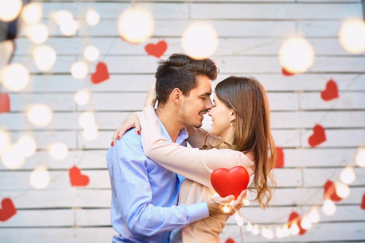 uomo e donna innamorati decorazioni di san valentino