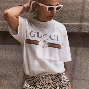 Colori da evitare dopo i 50 anni: ecco le tonalità che invecchiano una donna!