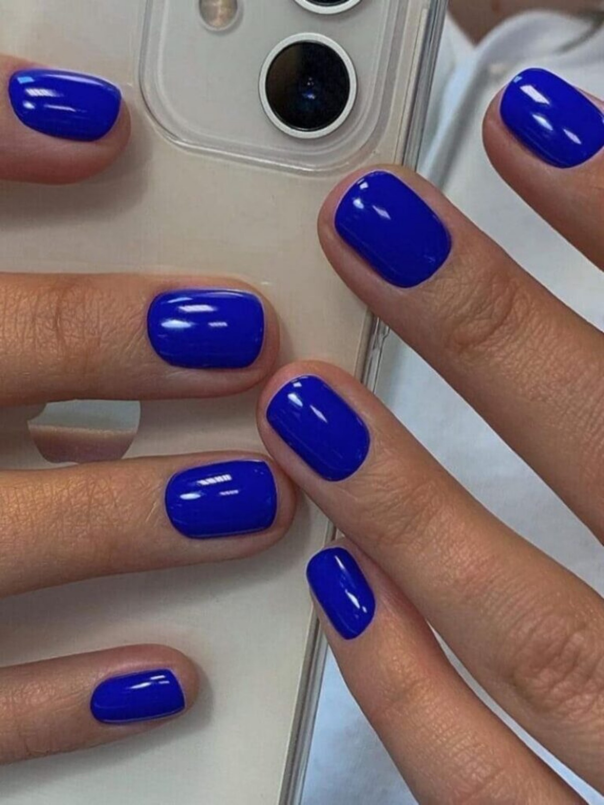 blu luccente unghie corte di primavera 2023