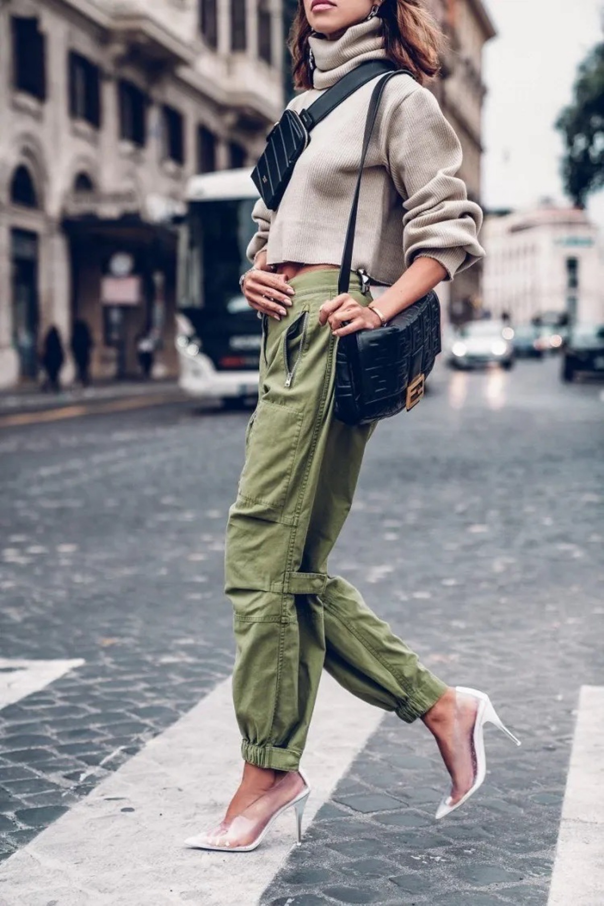 cargo pants verdi elastico sulla caviglia maglione beige corto