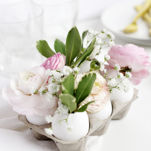 Centrotavola pasquale fai da te con fiori e uova colorate!