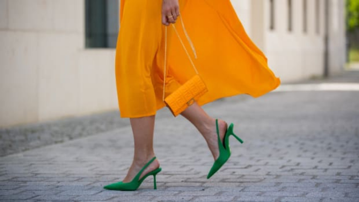 colori da evitare dopo i 50 anni gonna arancione sandali verdi