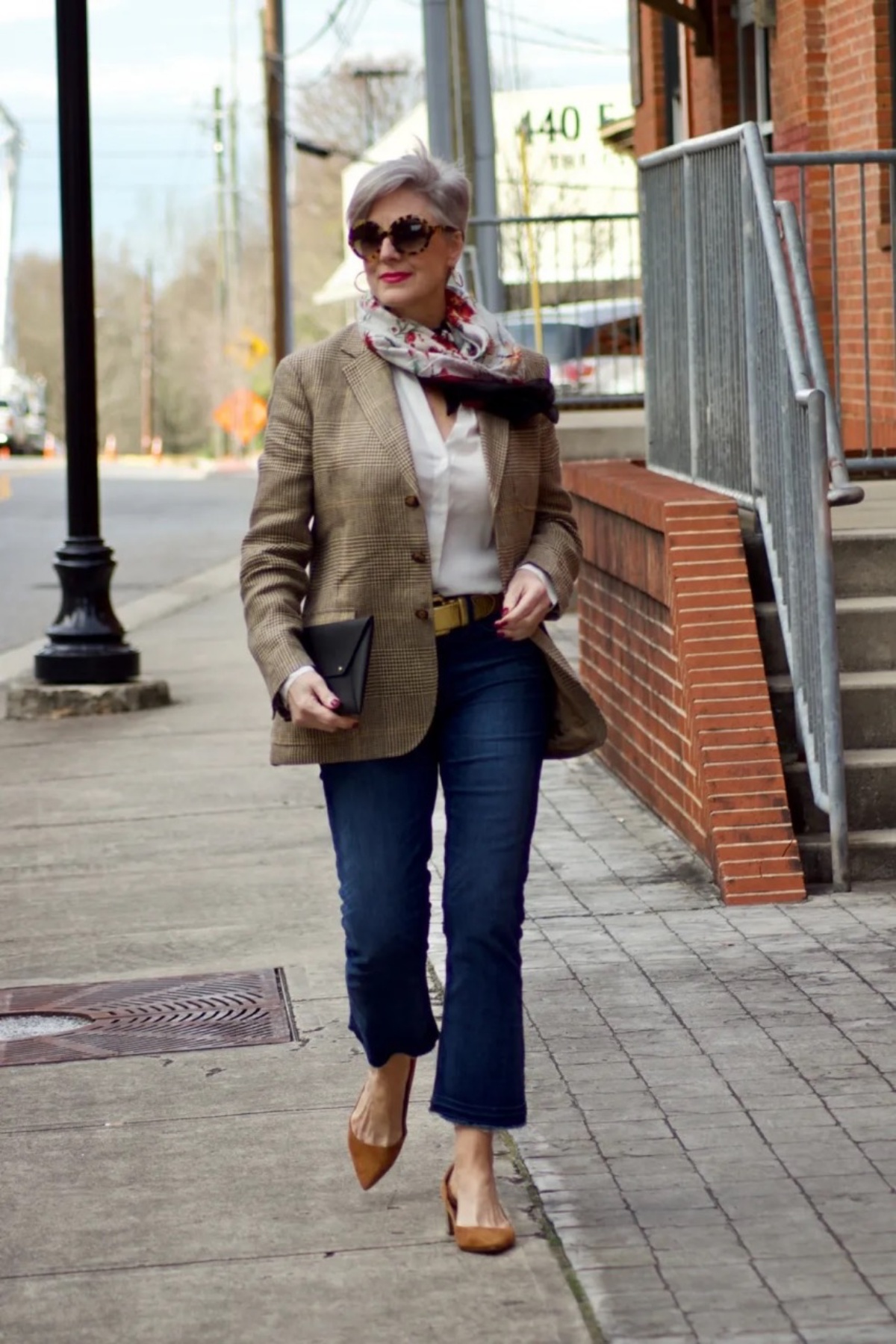 come vestirsi in modo casual donna con jeans colori da evitare dopo i 50 anni