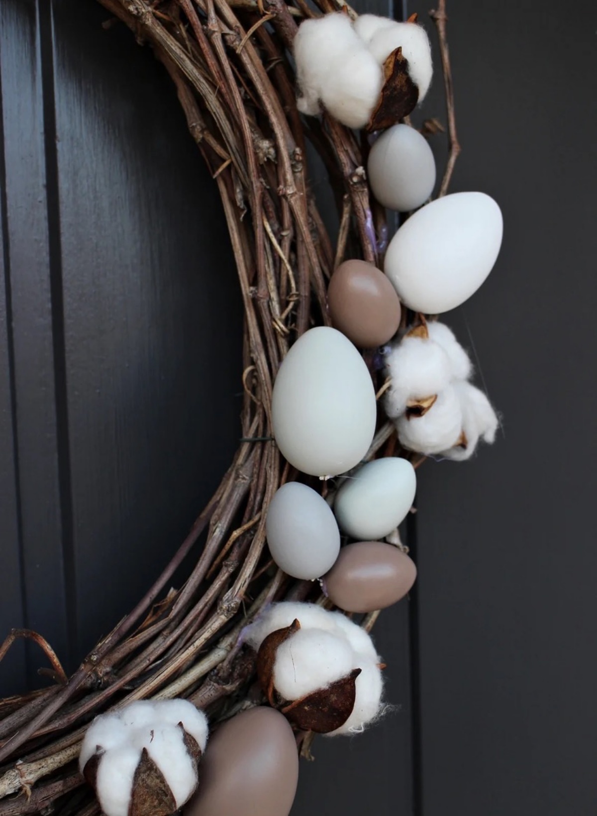 corona di pasqua con uova e fiori di cotone