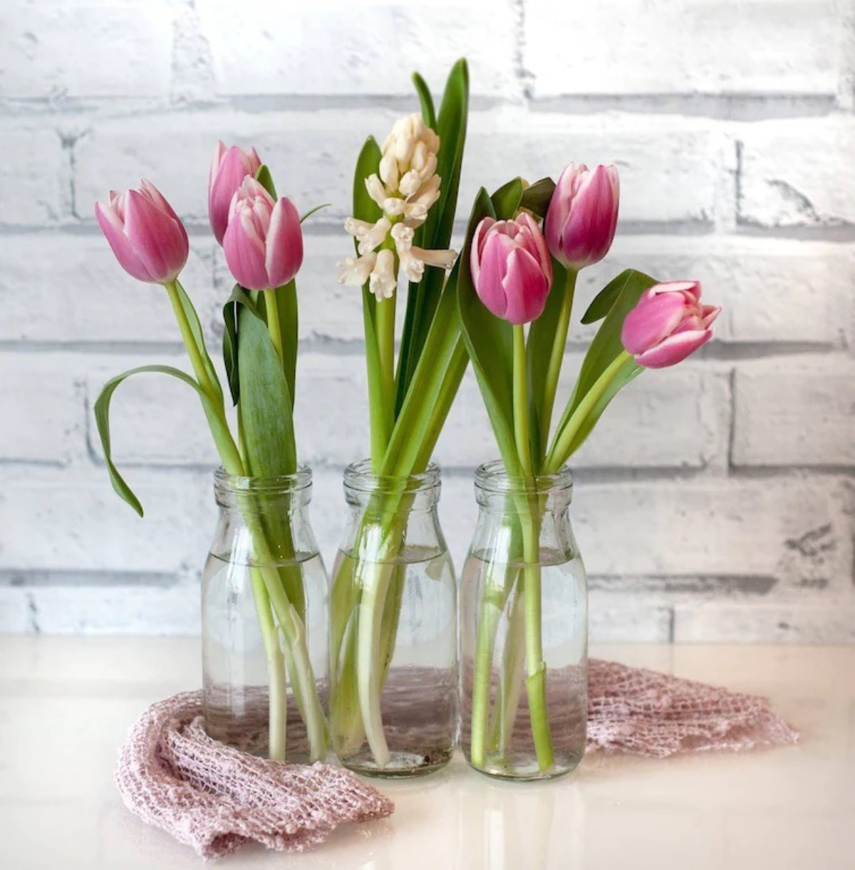 decorazione con fiori tulipani rosa in vaso conacqua