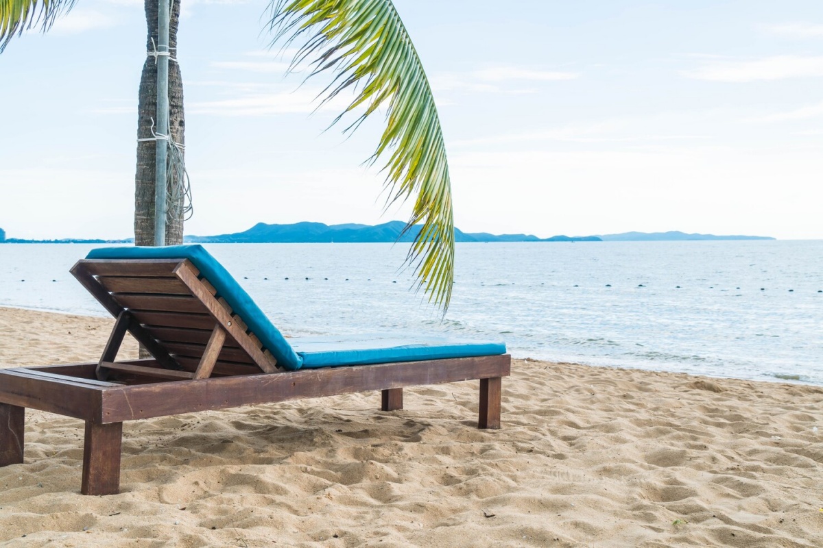 lettini da spiaggia in legno sabbia palme