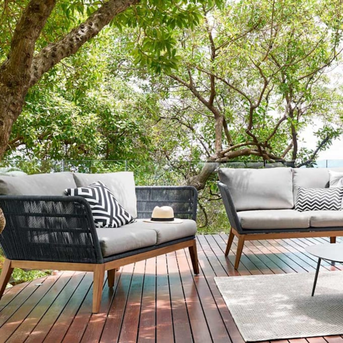 mobili da giardino sostenibili divano con cuscineria di colore grigio