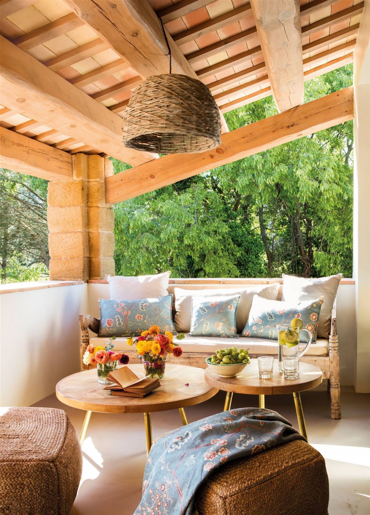 pergola di legno terrazzo con divano in legno