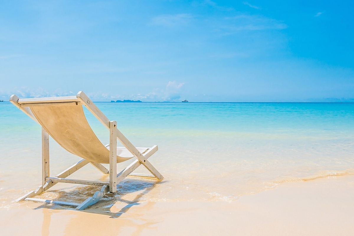 sedia da spiaggia in legno tessuto bianco