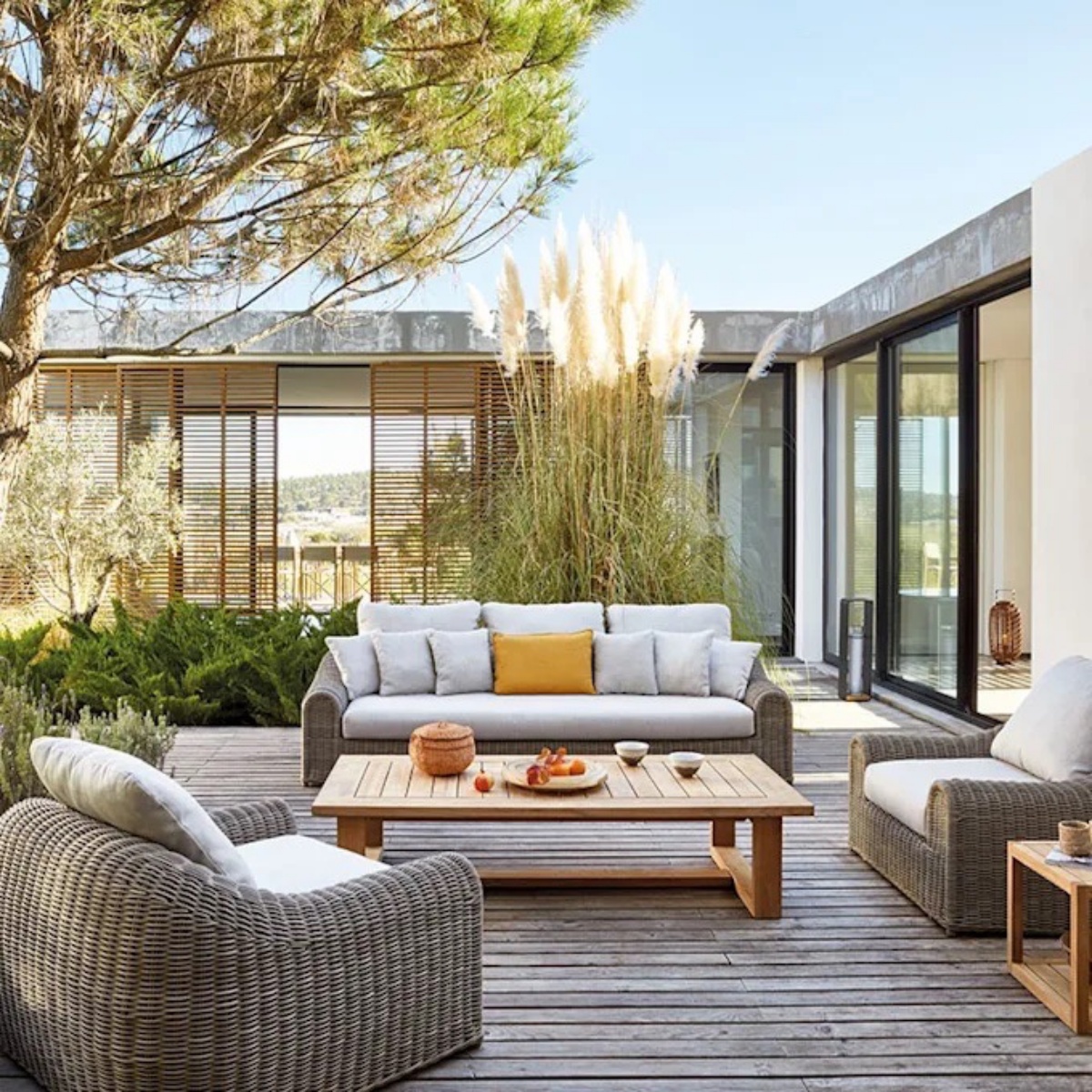 set mobili da esterno in legno casa con giardino