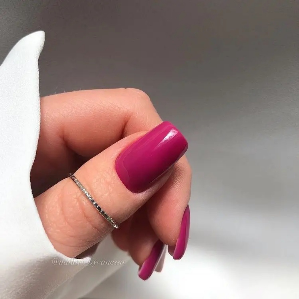smalto magenta unghie forma quadrata anello argento