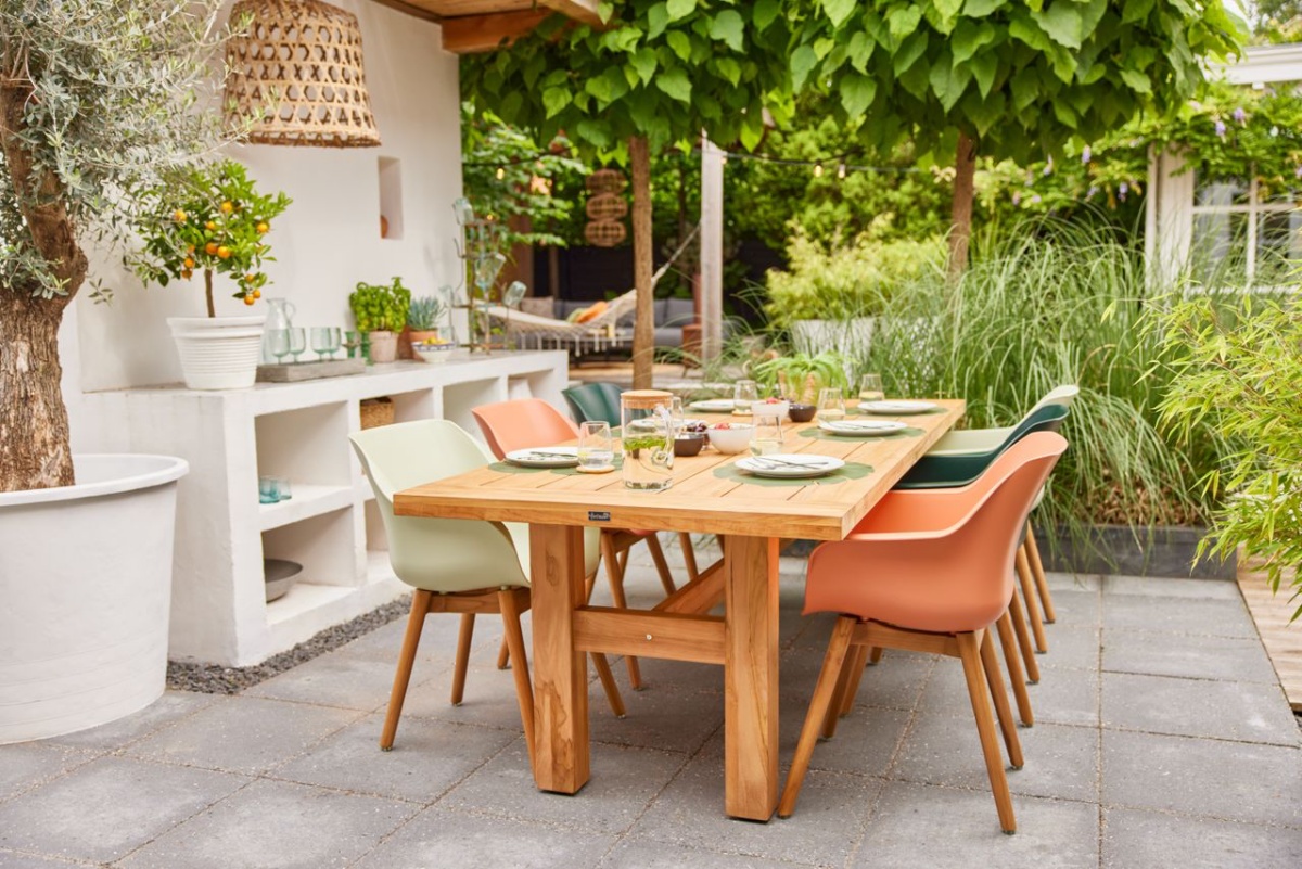tavolo da pranzo in legno giardino con barbecue