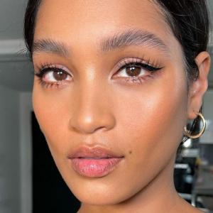 Tendenze sopracciglia 2023: diciamo addio a quelle folte e visivamente finte!