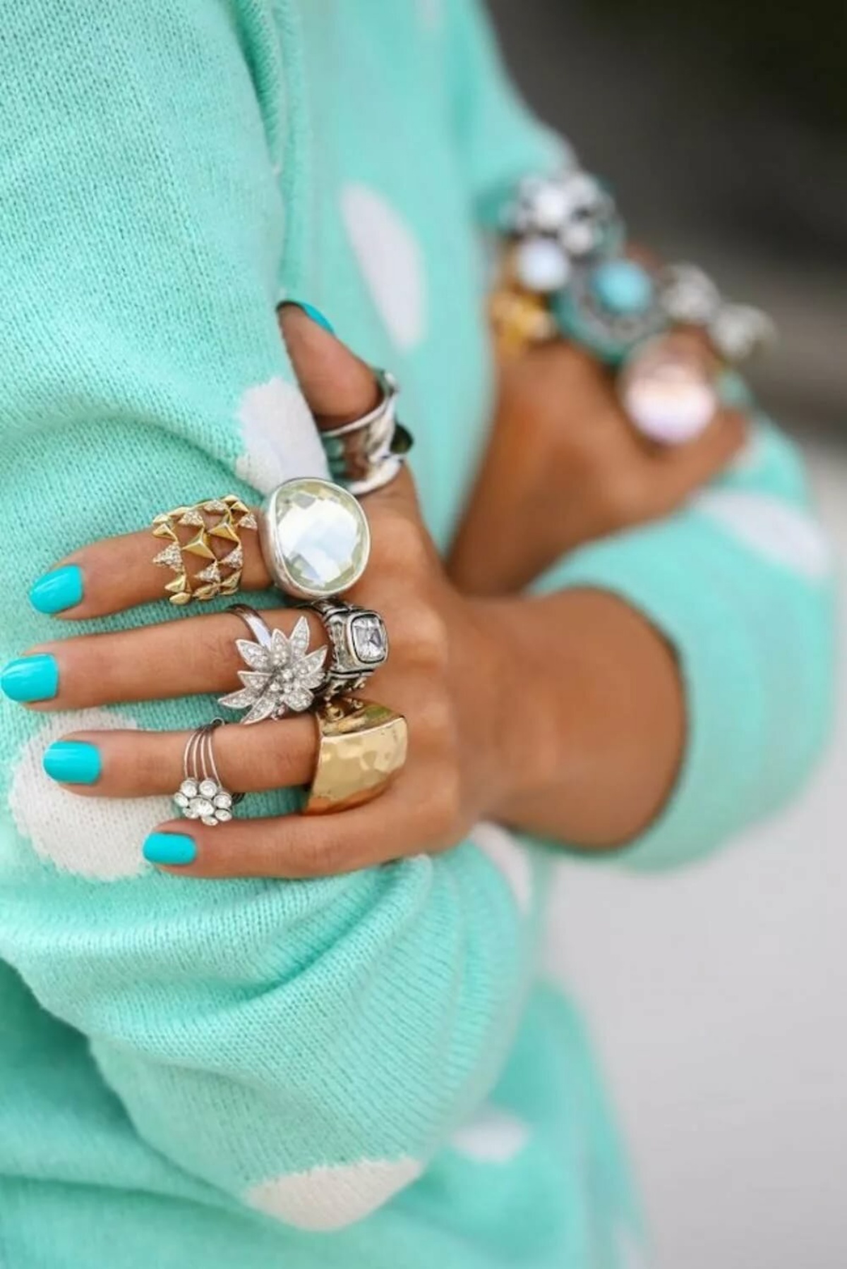 unghie color tiffany donna con anelli sulle mani