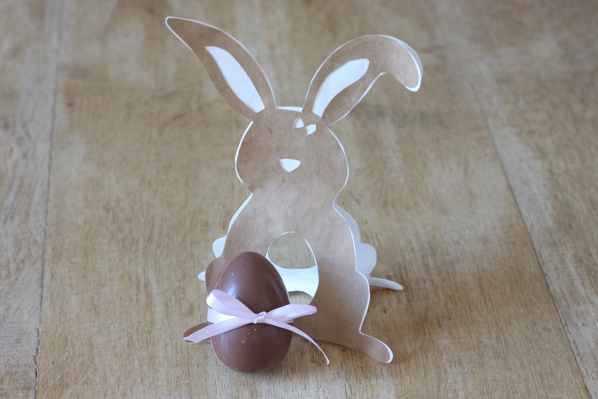 uova di cioccolato pasquali sagoma di carta coniglietto