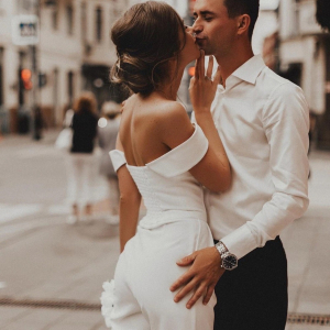 Abito da sposa con pantalone: la soluzione comoda per le nozze!