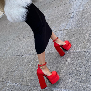 Le plateau Bratz che tornando di moda: ecco come abbinare le scarpe con tacco largo!